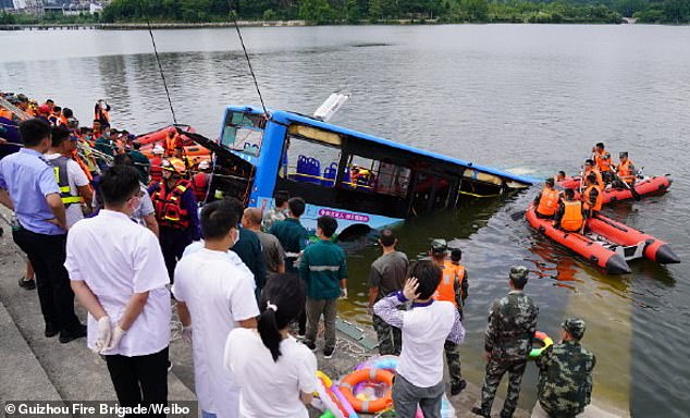 Κίνα: Εριξε το λεωφορείο στη λίμνη επειδή κατεδάφισαν το σπίτι του – 21 νεκροί