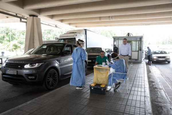 Κοροναϊός : Σε κλοιό κινδύνου η Ελλάδα – Τρομάζουν εισαγόμενα κρούσματα και πανηγύρια