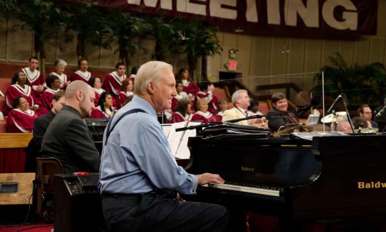 ΗΠΑ : Δισεκατομμύρια δολάρια από τα πακέτα στήριξης για τον κοροναϊό σε… τηλε-ευαγγελιστές