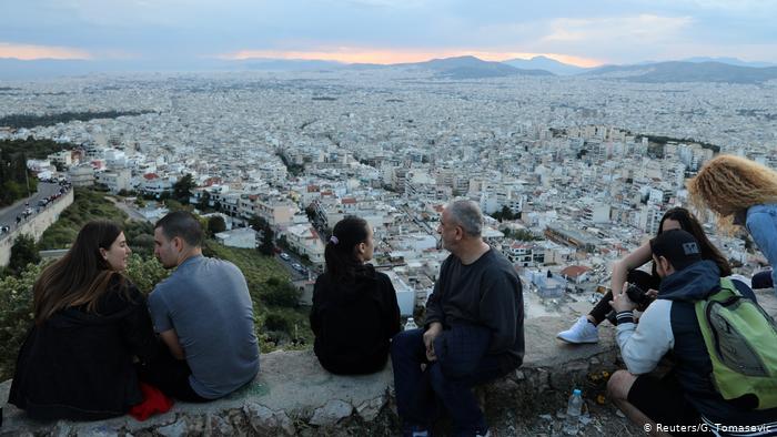 Handelsblatt: Οι Έλληνες εμπιστεύονται και πάλι το κράτος