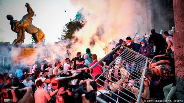 Γιατί οι Σέρβοι βγαίνουν στους δρόμους;