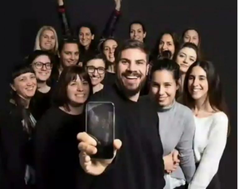 Άκης Πετρετζίκης: Κατέρριψε και άλλο ρεκόρ στο Instagram