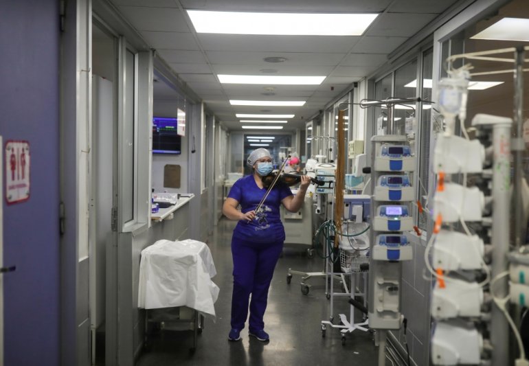 Νοσηλεύτρια παίζει βιολί στους ασθενείς κοροναϊού για να τους ανυψώσει το ηθικό