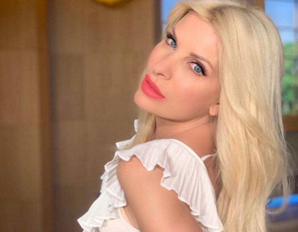 Μενεγάκη: Μας καλημέρισε από τον κήπο του σπιτιού της