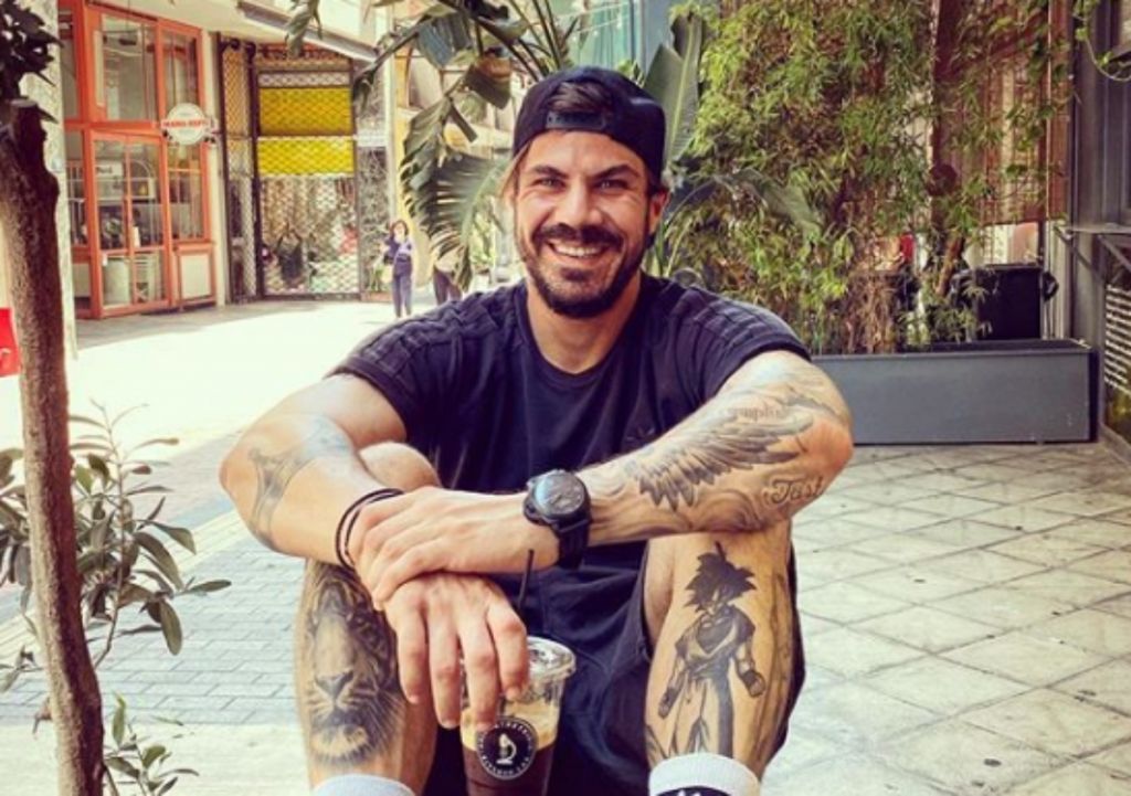 Άκης Πετρετζίκης: Δεν θα πιστέψετε ποιον διάσημο έκανε τατουάζ στο χέρι του