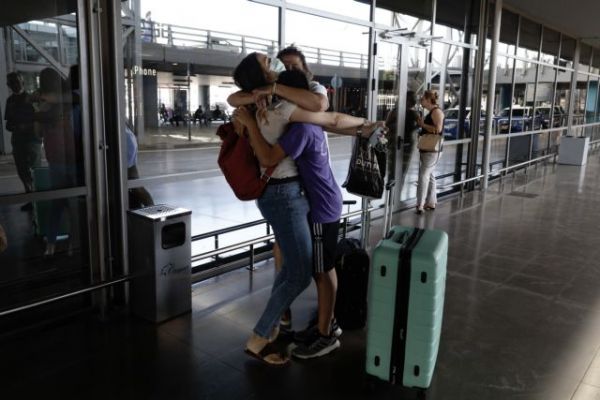 «Σαν την Ελλάδα πουθενά»: Ενθουσιασμένοι οι τουρίστες στο αεροδρόμιο Μακεδονία
