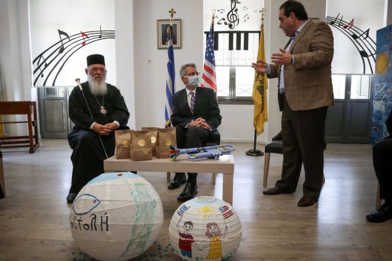 Την Ημέρα Ανεξαρτησίας γιόρτασαν στο Δημήτρειο της «ΑΠΟΣΤΟΛΗΣ» ο Τζ. Πάιατ με τον Αρχιεπισκοπο