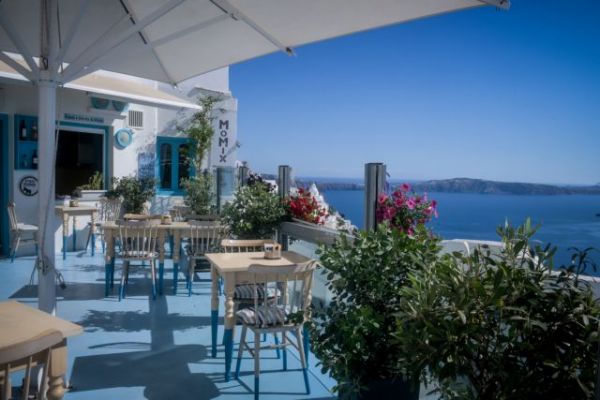 Άρση μέτρων: Καταργείται το όριο έξι ατόμων στα τραπέζια – Τι αλλάζει στα εμπορικά κέντρα