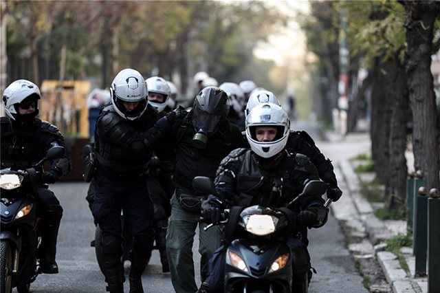 Αστυνομικός απέτρεψε σύλληψη στην πορεία του Συντάγματος - Tι καταγγέλλουν συνάδελφοί του