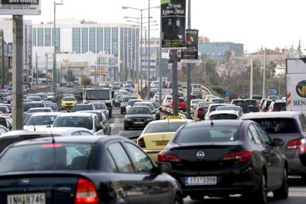 Τροχαίο ατύχημα στην Κηφισίας: Λεωφορείο συγκρούστηκε με ΙΧ