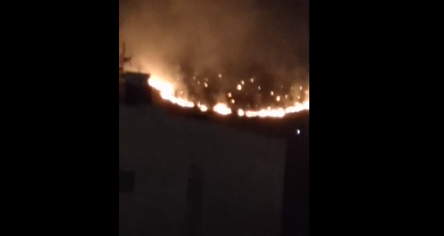 Μεγάλη φωτιά στο Πέραμα – Επιχειρούν ισχυρές δυνάμεις της Πυροσβεστικής