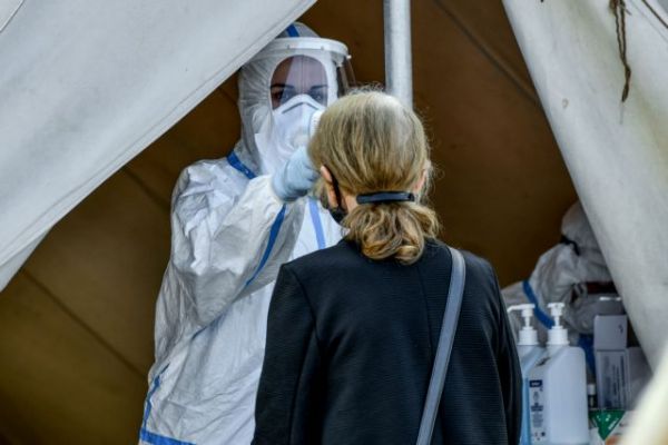 Φόβοι για πρόωρο δεύτερο κύμα κοροναϊού στην Ελλάδα – Τα πανηγύρια ήταν μόνο η αρχή, εξετάζονται και νέα μέτρα