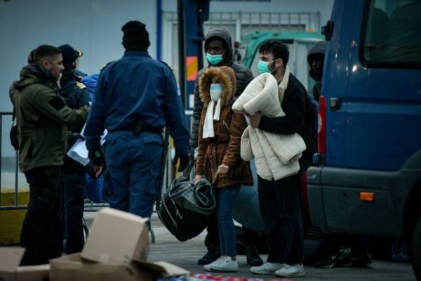 Συνεχίζεται η αποχώρηση προσφύγων από τη Μυτιλήνη