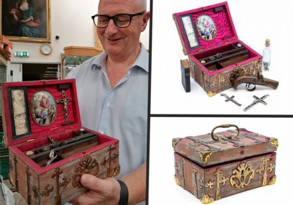 Σε δημοπρασία παλιό σετ για κυνήγι βαμπίρ