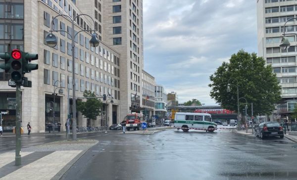 Τρόμος στο Βερολίνο: Όχημα έπεσε πάνω σε πεζούς – Επτά τραυματίες