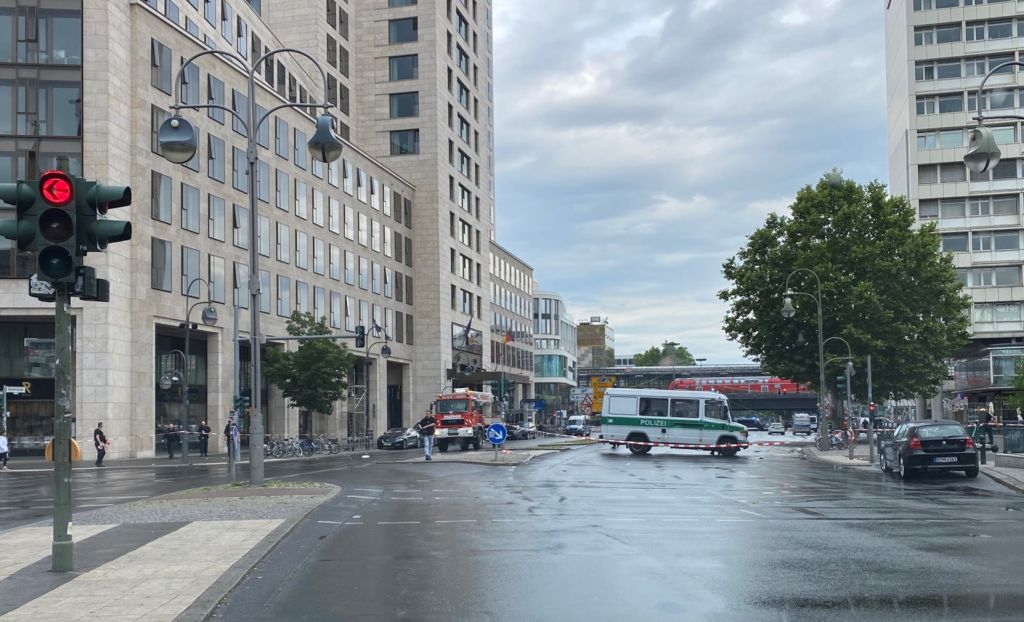 Τρόμος στο Βερολίνο: Όχημα έπεσε πάνω σε πεζούς - Επτά τραυματίες