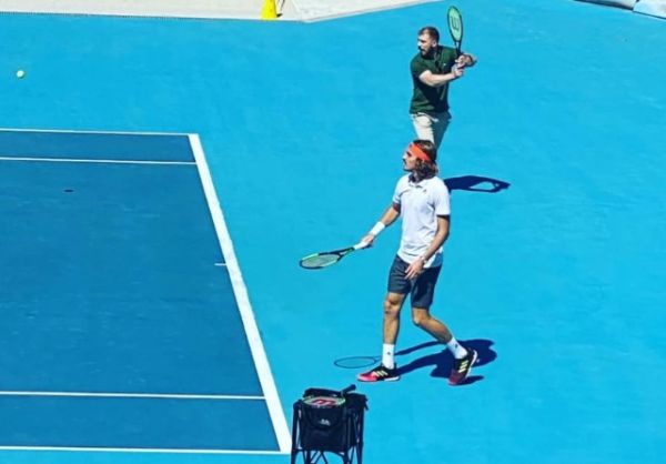 Επέστρεψε στην Αθήνα ο Τσιτσιπάς, προπονήθηκε στο ΟΑΚΑ