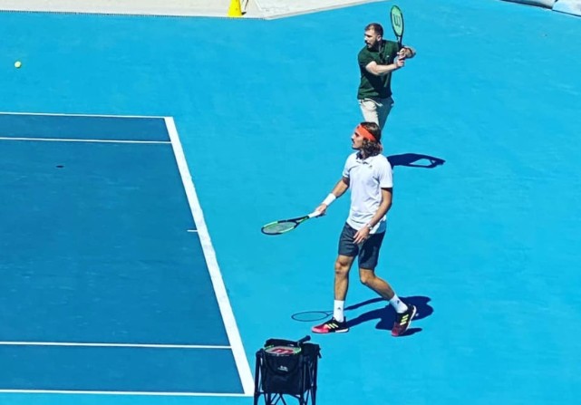 Επέστρεψε στην Αθήνα ο Τσιτσιπάς, προπονήθηκε στο ΟΑΚΑ