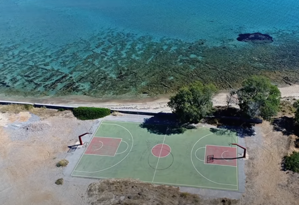 Αυτό είναι το πιο εξωτικό γήπεδο μπάσκετ της Ελλάδας