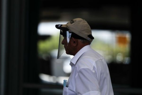 Κοροναϊός: Tουλάχιστον 11 κρούσματα σε τουρίστες από το μπαράζ ελέγχων στα αεροδρόμια
