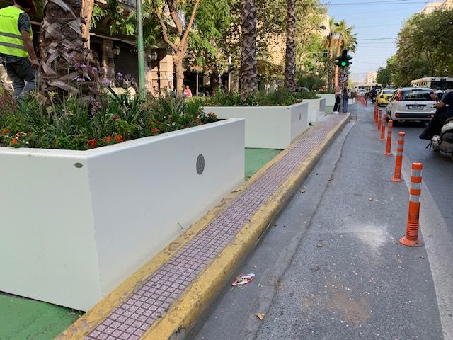 Μεγάλος Περίπατος: Καθαρίστηκαν εν μία νυκτί οι ζαρντινιέρες [εικόνες]