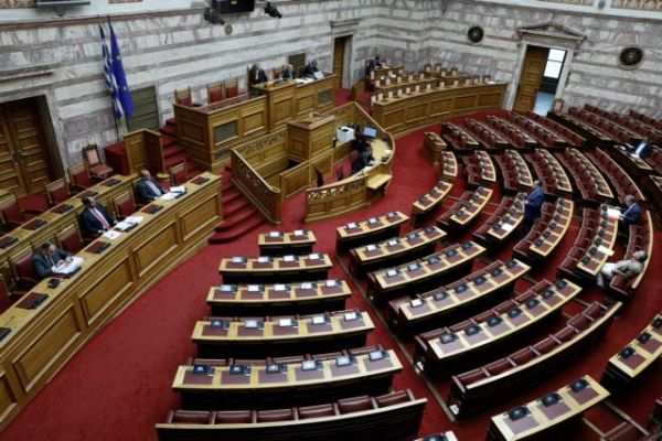 Βουλή: Σε εξέλιξη η ονομαστική ψηφοφορία για τις διαδηλώσεις
