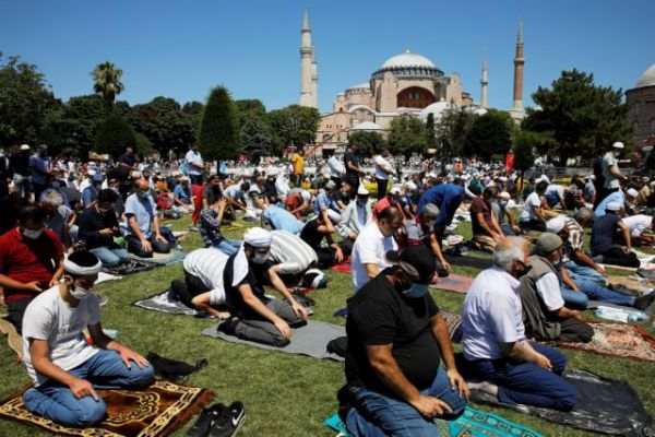 Der Spiegel: «Eκνευριστική παράσταση του Ερντογάν» η μουσουλμανική προσευχή στην Αγία Σοφιά
