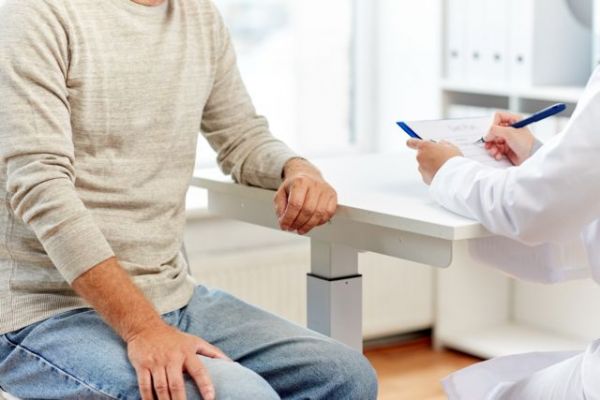 Ψευτογιατρός: «Βιολογικό όπλο» για τον έλεγχο της γονιμότητας ο κοροναϊός – Τα SMS στους «πελάτες» του