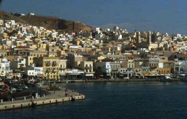 Κρούσμα κοροναϊού και στη Σύρο – Εργάτης θερμοκηπίων βρέθηκε θετικός στον ιό