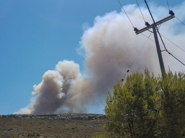 Φωτιά στο Λαύριο: Εκκενώθηκαν οικισμοί και κατασκηνώσεις παιδιών και προσφύγων