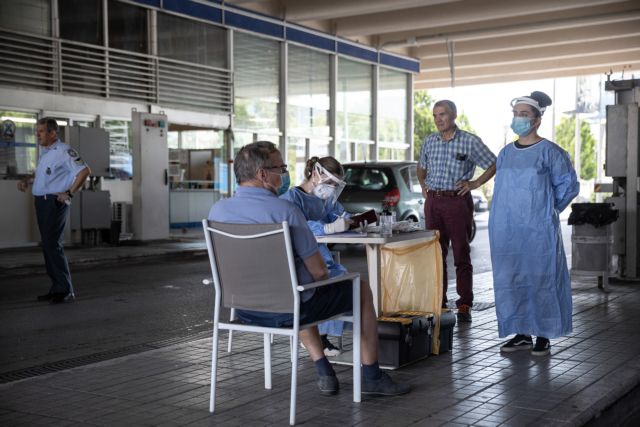 Χιλιάδες άνθρωποι μπαίνουν χωρίς τεστ για κοροναϊό από την Κακαβιά