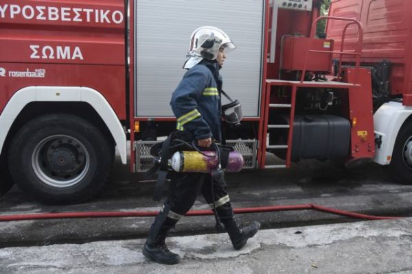 Φωτιά σε κατάστημα στον Πειραιά – Απεγκλωβίστηκαν δύο άτομα