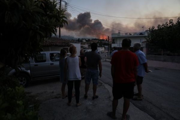 Ολονύχτια μάχη με τις φλόγες στις Κεχριές Κορινθίας – Κάηκαν 10 σπίτια, διάσπαρτα μέτωπα