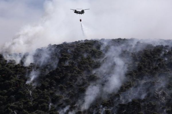 Μαίνεται η φωτιά στις Κεχριές Κορινθίας: Σε 12 χλμ. το μέτωπο – Καταστροφές σε σπίτια