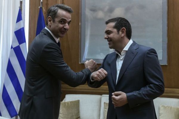 Σε εξέλιξη η συνάντηση Τσίπρα – Μητσοτάκη – Ο διάλογος μπροστά στις κάμερες