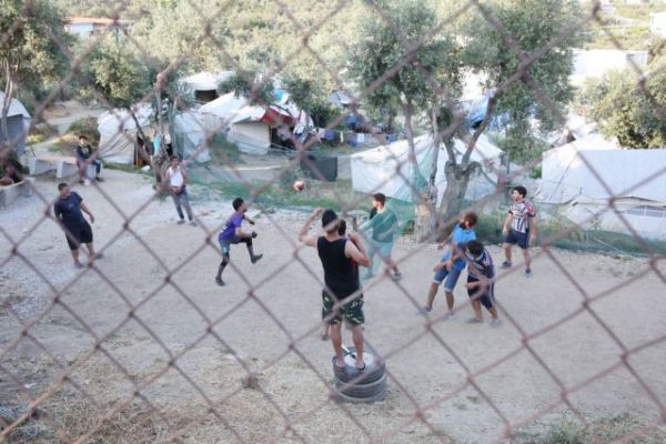 Μαζικοί εμβολιασμοί από τον ΕΟΔΥ σε 17 δομές προσφύγων – Αρχή γίνεται από τη Μόρια