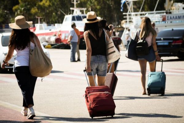 Αυξημένη η κίνηση στο λιμάνι του Πειραιά: Όπου φύγει – φύγει οι αδειούχοι