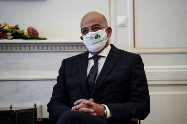 Ο Νίκος Δένδιας φόρεσε μάσκα του Παναθηναϊκού