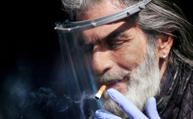 Κοροναϊός : Μύθος ότι οι καπνιστές δεν κινδυνεύουν - Διπλάσιες πιθανότητες σοβαρών επιπλοκών