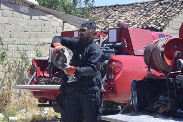 Με τα ράσα… στη μάχη με τις φλόγες