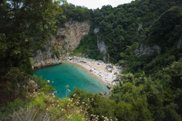 «Μένουμε ασφαλείς, απολαμβάνουμε Ελλάδα» το μήνυμα του νέου σποτ για τον Τουρισμό