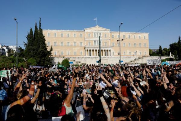 «Περιορισμός του δικαιώματος στη διαμαρτυρία» – Σε θέση μάχης η αντιπολίτευση για τις διαδηλώσεις υπό όρους