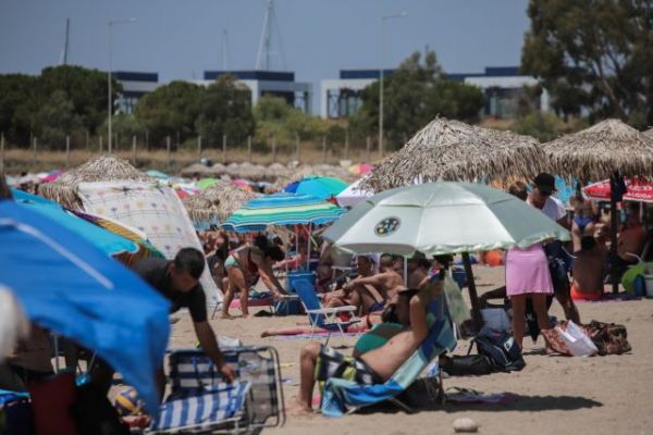 Ανάσα δροσιάς για Αθηναίους και Θεσσαλονικείς σε κοντινές παραλίες