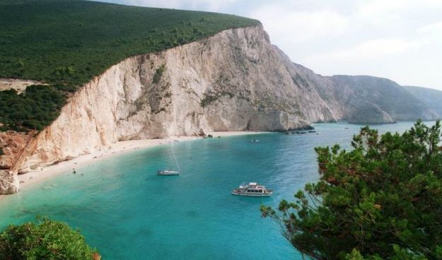 Πόρτο Κατσίκι : Πλοίο αγκυροβόλησε δίπλα στους λουόμενους