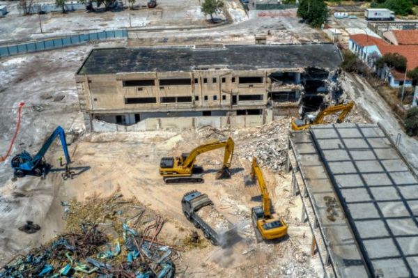 Μπήκαν οι μπουλντόζες στο Ελληνικό [Εικονες]