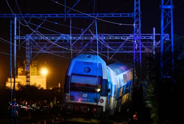 Τσεχία : Σύγκρουση τρένων κοντά στην Πράγα – Δεκάδες τραυματίες