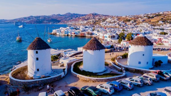 Ντροπή: Πασίγνωστος επιχειρηματίας οργάνωσε πάρτι στη Μύκονο χωρίς να τηρείται κανένας κανόνας