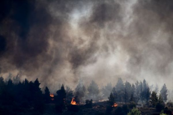 Δραματική η κατάσταση στις Κεχριές: Εκκενώνεται και άλλος οικισμός – Ανεξέλεγκτη η φωτιά