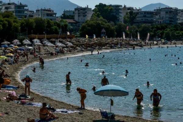 Κοροναϊός : «Εσείς, γιατρέ, τι θα κάνετε το καλοκαίρι;» – Τρεις επιστήμονες απαντούν