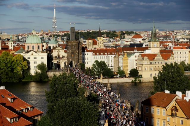 Πράγα : Χιλιάδες πολίτες γιόρτασαν «το τέλος της επιδημίας» με ένα μεγάλο φαγοπότι